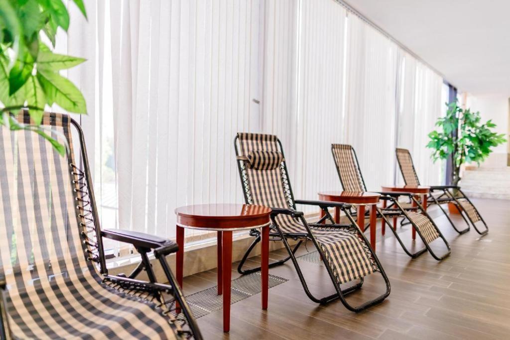 Shera Inn Hotel Alma-Ata Exteriör bild