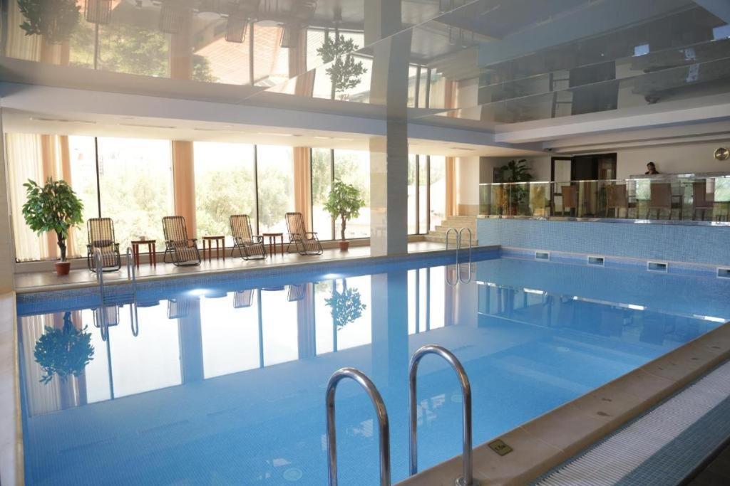 Shera Inn Hotel Alma-Ata Exteriör bild